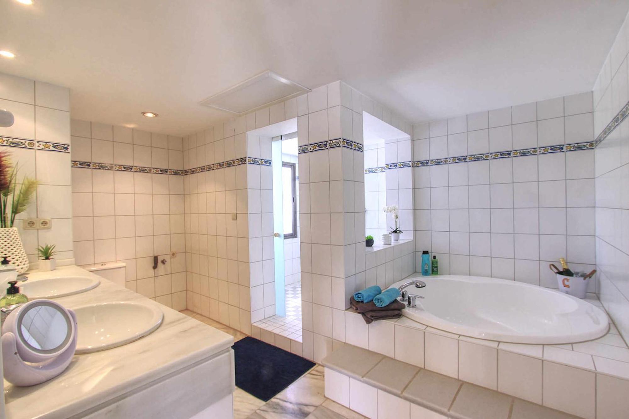 1080 Beachfront Penthouse 3 Floors Jacuzzi 2 Pools Wifi Roof Terrace Marbella