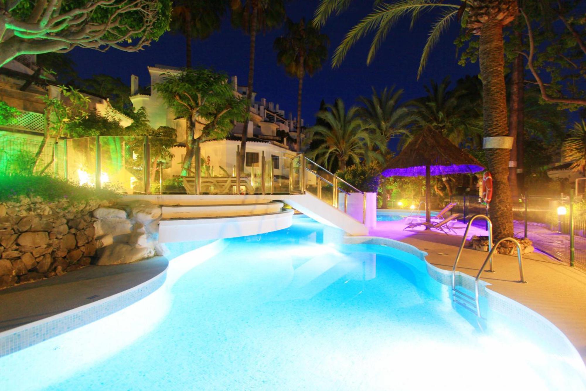 1080 Beachfront Penthouse 3 Floors Jacuzzi 2 Pools Wifi Roof Terrace * Marbella